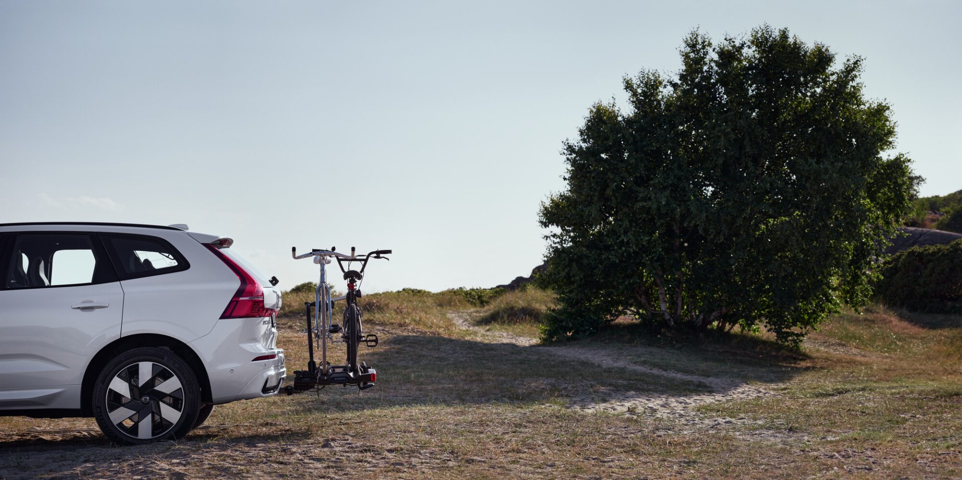 Volvo XC60 2026 nhìn từ phía sau khi đang di chuyển