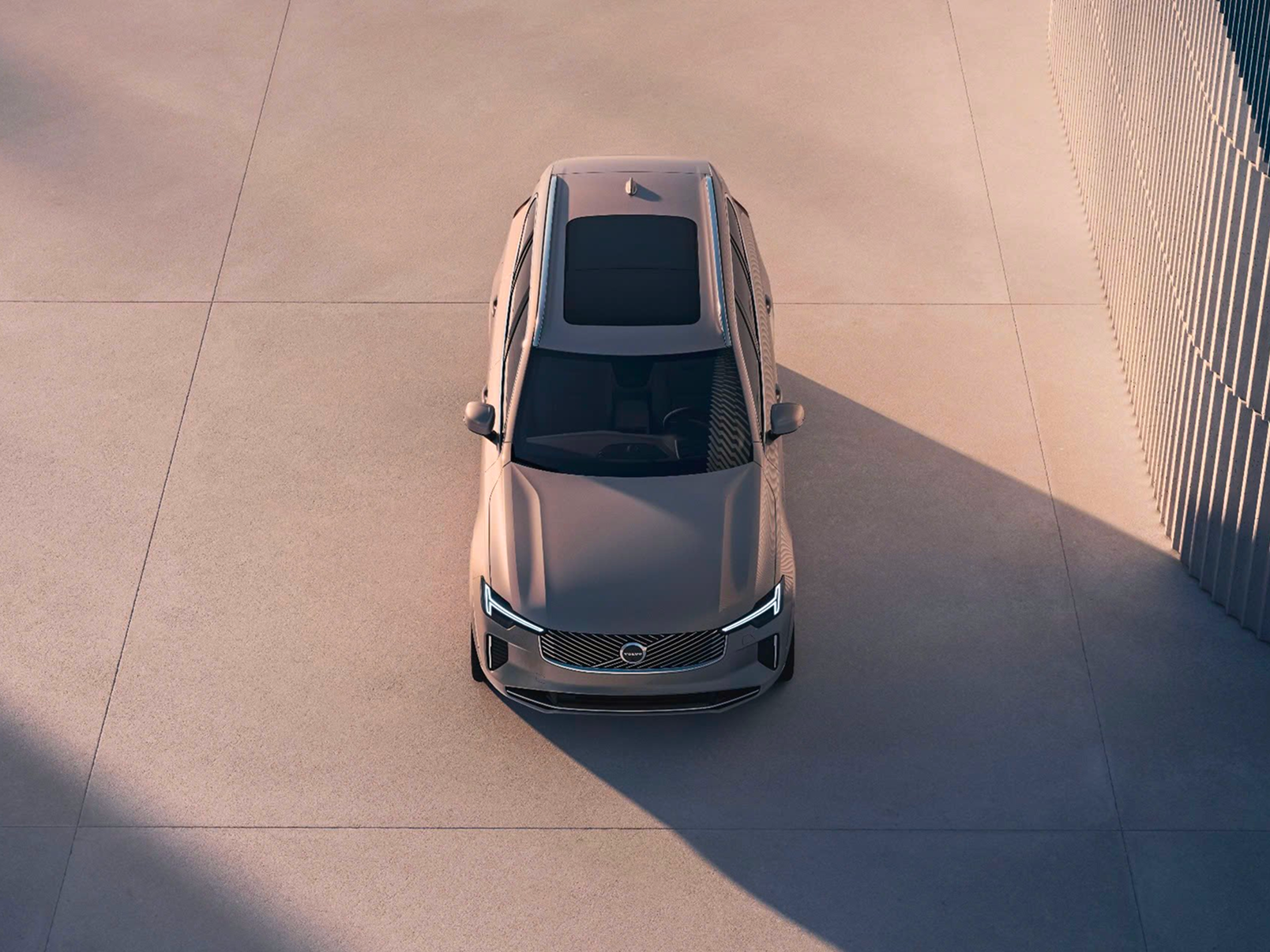 Góc nhìn trên cao xe SUV Volvo XC90 Ultra 2026, cho thấy cửa sổ trời panoramic và nắp ca-pô mạnh mẽ trong ánh nắng